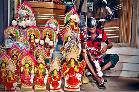 কোটালীপাড়ায় লক্ষ্মী প্রতিমার জমজমাট হাট