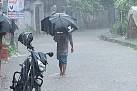 পানিবন্দি হাজারো মানুষ; টানা তিন দিনের বৃষ্টি ও জোয়ারে লক্ষ্মীপুরে জলাবদ্ধতা, উপকূল প্লাবিত