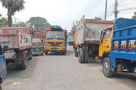 লক্ষ্মীপুরে ভয়াবহ যানজট: পেট্রোল পাম্পের লাইনে অচল শহর, চরম ভোগান্তিতে জনজীবন