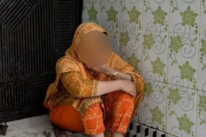 বিয়ের দাবিতে প্রেমিকের বাড়িতে তরুণীর অবস্থান