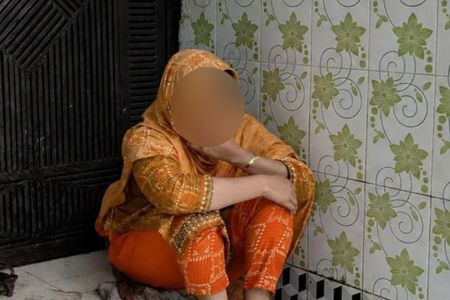 বিয়ের দাবিতে প্রেমিকের বাড়িতে তরুণীর অবস্থান