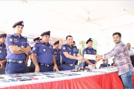 সাতক্ষীরায় ২৭০ টি হারানো মোবাইল উদ্ধার করে প্রকৃত মালিকে দিলো পুলিশ