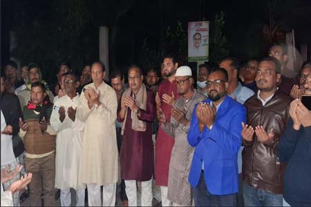 আব্দুল খালেকের কবর জিয়ারত করলেন যশোর ১