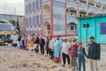 কোটিপতির ভবন রক্ষায় সড়ক সরলীকরণ না হয়ে হচ্ছে বাঁকাববন্ধন: নকশা পরিবর্তন ও মাদ্রাসা রক্ষার দাবিতে মানববন্ধন