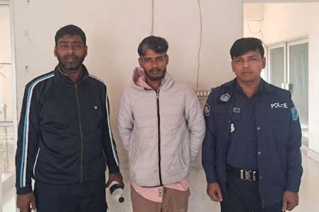 মাদক ব্যবসায়ীকে ধরে পুলিশে