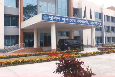 মাদারীপুরে থানার গ্রিল ভেঙ্গে পালিয়েছে আটক নারী আসামি, দায়িত্বরত এসআই ও কনস্টেবল প্রত্যাহার, তদন্ত কমিটি গঠন