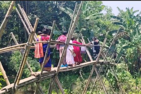 একটি সেতুর অভাবে ভোগান্তিতে দশ গ্রামের মানুষ 