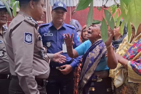 মাদারীপুরে হত্যার জেরে ৩০টি বসতঘরে আগুন, ঘটনাস্থলে ডিআইজি