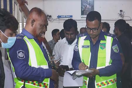 নিয়ন্ত্রন হারিয়ে চালক নিহত