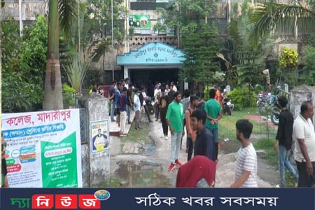 মাদারীপুর সরকারি কলেজের অধ্যক্ষের কক্ষ ভাংচুরের অভিযোগ ছাত্রলীগের বিরুদ্ধে পুলিশ মোতায়েন