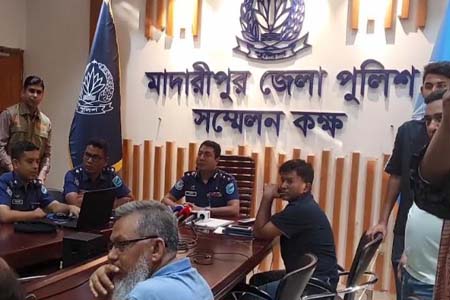 কেউ ইট নিক্ষেপ করেনি