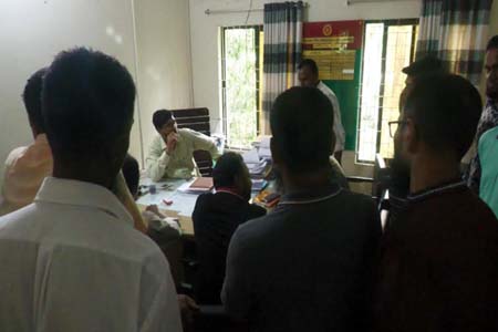 শিক্ষা কর্মকর্তার কার্যালয় ঘেরাও
