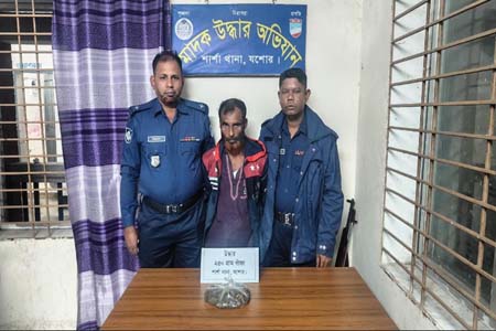 পুলিশের অভিযানে গাঁজাসহ