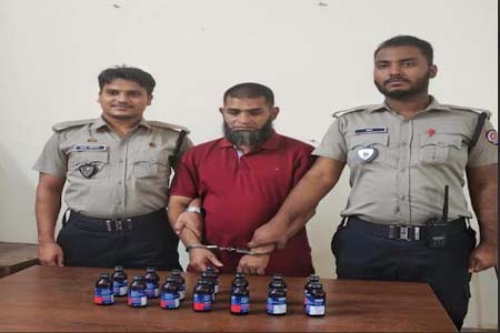 ক্রেতা সেজে ফেনসিডিল কারবারি গ্রেপ্তার