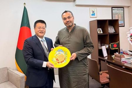 প্রধানমন্ত্রীর উপদেষ্টা মাহদী আমিনের সঙ্গে চীনা রাষ্ট্রদূতের সাক্ষাৎ