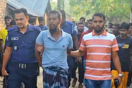 মহেশপুরে ঘুমন্ত জামাইকে কুপিয়ে হত্যা করে কুড়াল ঘাড়ে ঘুরছিলেন শ্বশুর