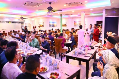 ইফতার মাহফিলে প্রবাসীদের মিলনমেলা