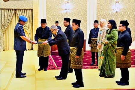 হাইকমিশনারের পরিচয়পত্র পেশ