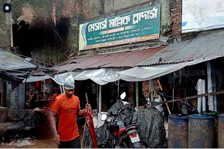 ব্যবসায়ী পরিবারসহ নিখোঁজ