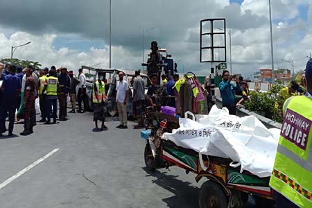 মারা গেলেন দগ্ধ চালক