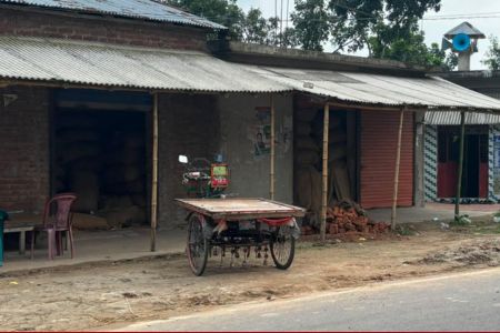 মান্দায় পাউবোর জমি দখল করে ধানের আড়ত নির্মাণ, উচ্ছেদের দাবিতে অভিযোগ