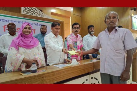 দুর্গাপূজা উপলক্ষে ১২৫টি মন্দিরে ডিও ও নগদ অর্থ বিতরণ করলেন এমপি টিপু