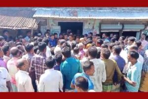 মান্দায় সারের দাবিতে মহাসড়ক অবরোধ, প্রশাসনের আশ্বাসে স্বাভাবিক যান চলাচল