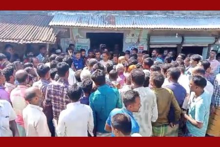 মান্দায় সারের দাবিতে মহাসড়ক অবরোধ, প্রশাসনের আশ্বাসে স্বাভাবিক যান চলাচল