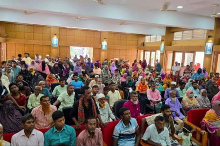 মান্দায় ৫০০ দুস্থ পরিবারের মাঝে প্রধানমন্ত্রীর মানবিক সহায়তা বিতরণ