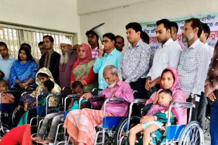 মান্দায় প্রতিবন্ধীদের মাঝে হুইল চেয়ার ও কর্নার বিতরণ