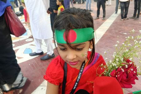 শহীদদের প্রতি শ্রদ্ধা জানাতে মায়ের হাত ধরে শহীদ মিনারে শিশু মার্জিয়া