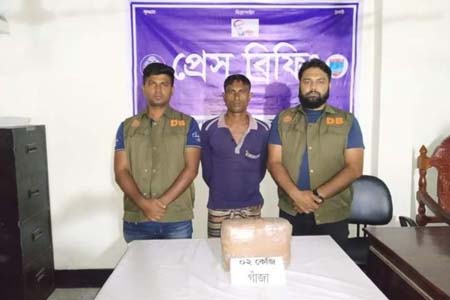 বেনাপোলে গাঁজাসহ চিহ্নিত মাদক ব্যবসায়ী আটক