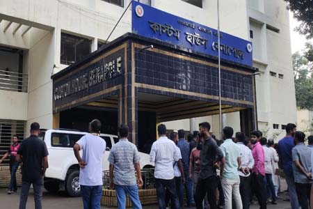 কাস্টমস কমিশনার সহ দেশের ১৭ কমিশনারকে