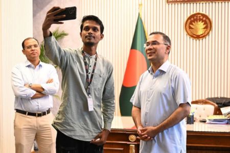 প্রধানমন্ত্রীর সঙ্গে সাক্ষাতের ইচ্ছা পূরণ রাকিবের, তুললেন সেলফি