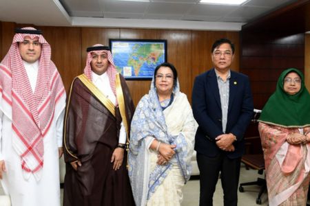 বাংলাদেশি হাজিদের খরচ কমাতে সৌদি আরবের সহযোগিতা চাইলেন বিমানমন্ত্রী