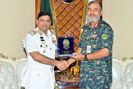নৌবাহিনী প্রধানের সঙ্গে সাক্ষাৎ করলেন আনসার-ভিডিপি মহাপরিচালক