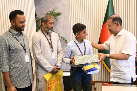 ভুবন ভোলানো হাসিতে মন জয় করা তাহসিনের সাক্ষাৎ