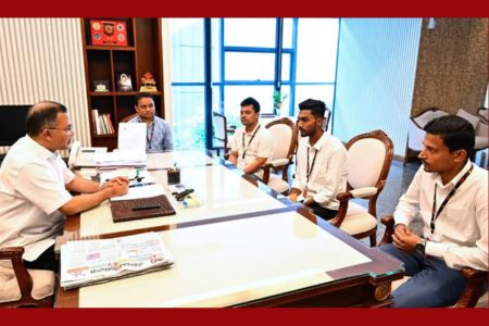 প্রধানমন্ত্রীর সঙ্গে অকুতোভয় জুলাই যোদ্ধা আজিজুর রহমানের সাক্ষাৎ
