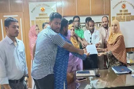 ধামইরহাটে ১০ম গ্রেডের দাবীতে প্রাথমিক শিক্ষকদের মানববন্ধন ও স্মারকলিপি প্রদান