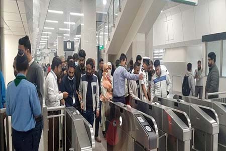 মেট্রোরেলে চড়ে আনন্দ-উচ্ছ্বাস যাত্রীদের