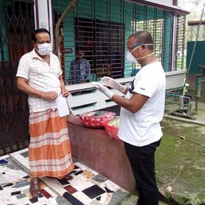ভয় নয় ভালোবাসার পরশ নিয়ে করোনা রোগি দেখতে মেয়র লিটন