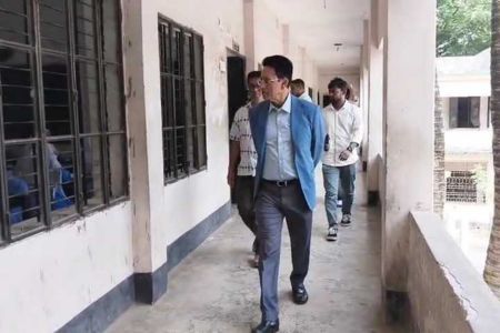 মানিকগঞ্জে আকস্মিক পরিদর্শনে এসএসসি পরীক্ষার কেন্দ্র শিক্ষামন্ত্রী