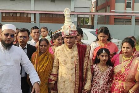 মায়ের ইচ্ছে পূরনে কোটালীপাড়ায় হেলিকপ্টারে চড়ে বিয়ে করতে গেলেন প্রবাসী মিলন মধু