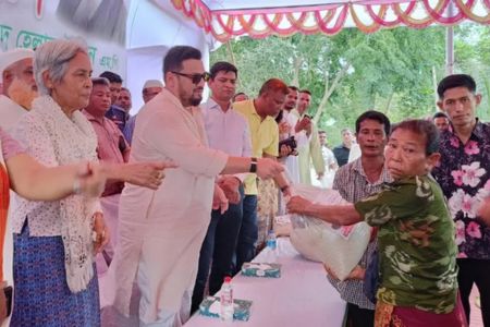 বন্যায় ক্ষতিগ্রস্তদের সহায়তায় প্রতিমন্ত্রী মীর হেলালের ত্রাণ বিতরণ