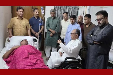 হাসপাতালে ভূমিমন্ত্রী মিনুকে দেখতে গেলেন মির্জা আব্বাস