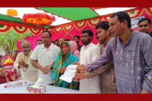 ঝিনাইদহে ভিটেবাড়িহীন মিশন আচার্যের হাতে চাকরির নিয়োগপত্র হস্তান্তর