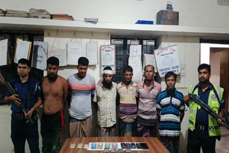 জুয়ার আসরে যৌথ বাহিনীর অভিযান