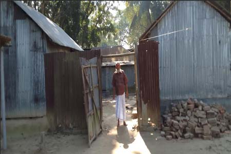 অবৈধভাবে বাড়ি দখলের পায়তারা