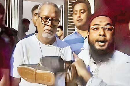 সিইসিকে হেনস্তা