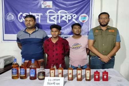 বেনাপোলে ডিবির অভিযানে বিদেশি মদসহ চিহ্নিত ৩ ব্যবসায়ী আটক